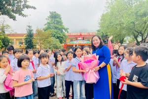 Cô Kim Thanh trở về trong sự chào đón và mong đợi của đám trò nhỏ.