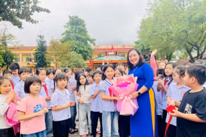 Cô Kim Thanh trở về trong sự chào đón và mong đợi của đám trò nhỏ.