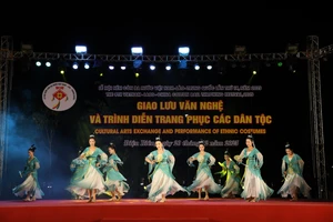 Phần thi trình diễn trang phục các dân tộc.