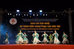 Phần thi trình diễn trang phục các dân tộc.