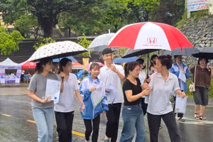 Thí sinh Lào Cai vui vẻ rời trường thi tại kỳ thi tốt nghiệp THPT năm 2025.