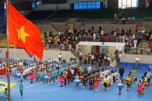 Các đội bóng thực hiện nghi thức khai mạc.