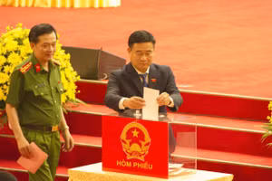 Các đại biểu bỏ phiếu bầu cử các chức danh lãnh đạo. 