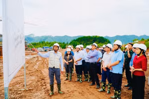 Đoàn công tác UBND tỉnh Điện Biên nghe báo cáo tiến độ triển khai thực hiện dự án Trường Liên cấp Tiểu học, Trung học cơ sở xã Si Pa Phìn.