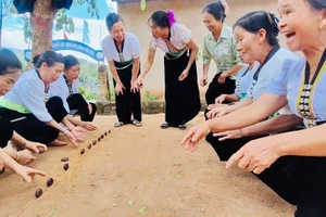 Xuyên suốt định hướng giảm nghèo đa chiều của Si Pa Phìn là quan điểm nhất quán: Con người vừa là mục tiêu, vừa là động lực của sự phát triển.