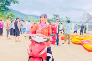 Nông dân phấn khởi nhận gà giống "khởi nghiệp".