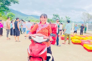 Nông dân phấn khởi nhận gà giống "khởi nghiệp".