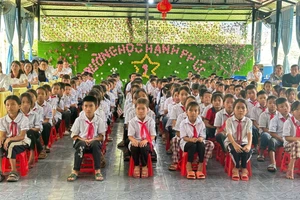 Tuy còn nhiều khó khăn song xã Si Pa Phìn luôn quan tâm, chăm lo toàn diện cho học sinh.