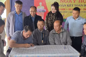 Đại diện trưởng các dòng họ tại Bản Nậm Chim I ký cam kết thực hiện các phong trào thi đua năm 2026.