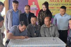 Đại diện trưởng các dòng họ tại Bản Nậm Chim I ký cam kết thực hiện các phong trào thi đua năm 2026.