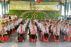 Tuy còn nhiều khó khăn song xã Si Pa Phìn luôn quan tâm, chăm lo toàn diện cho học sinh.