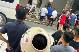 Người dân địa phương vây quanh hiện trường nơi xảy ra sự việc.