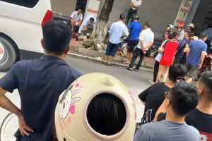 Người dân địa phương vây quanh hiện trường nơi xảy ra sự việc.