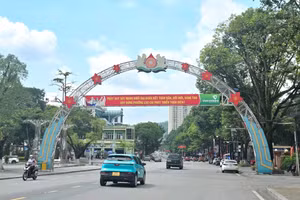 Băng rôn "xây dựng phường Lào Cai phát triển toàn diện" được trang hoàng trên đường Hoàng Liên trước thềm hội thảo.