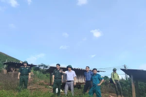 Ông Nguyễn Văn Bách, Chủ tịch UBND xã Pú Nhung (áo trắng đứng giữa) chỉ đạo di dời các hộ dân nằm trong khu vực xung yếu, nguy cơ bị ảnh hưởng do sạt lở.