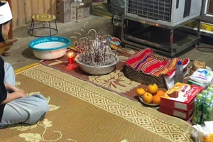 Thí sinh Quàng Thị Nga thắp nén tâm nhang viếng bố trước giờ đi thi tốt nghiệp THPT.