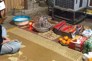 Thí sinh Quàng Thị Nga thắp nén tâm nhang viếng bố trước giờ đi thi tốt nghiệp THPT.