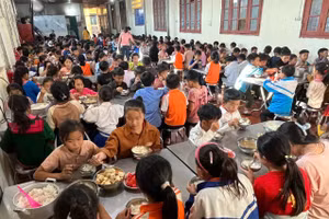 Một bữa ăn của học sinh vùng cao.