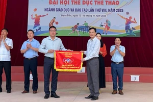 Ông Trần Đăng Ninh - Phó Giám đốc Sở GD&ĐT Điện Biên trao giải Nhất toàn đoàn cho Trường PTDTNT THPT tỉnh Điện Biên.