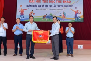 Ông Trần Đăng Ninh - Phó Giám đốc Sở GD&ĐT Điện Biên trao giải Nhất toàn đoàn cho Trường PTDTNT THPT tỉnh Điện Biên.