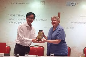 Ông Nguyễn Tiến Đà, Giám đốc Bảo tàng Hà Nội tặng quà kỷ niệm cho bà Barbara (phải) trong buổi khai mạc sự kiện. Ảnh: Bình Thanh