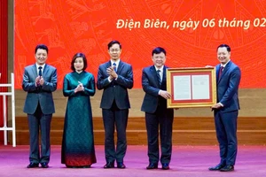 GS. Nguyễn Tiến Thảo - Vụ trưởng Vụ Giáo dục Đại học (bên phải) trao quyết định thành lập Phân hiệu Đại học Thái Nguyên tại tỉnh Điện Biên.