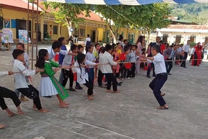 Học sinh nhà trường thi kéo co.