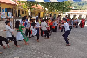 Học sinh nhà trường thi kéo co.
