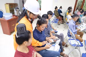 Nhân viên Công ty Điện lực Điện Biên hướng dẫn Khách hàng sử dụng APP CSKH.