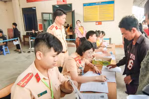 Các thí sinh làm thủ tục thi.