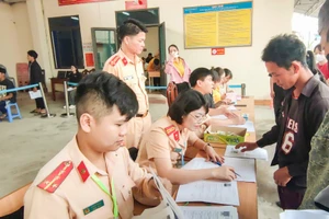 Các thí sinh làm thủ tục thi.