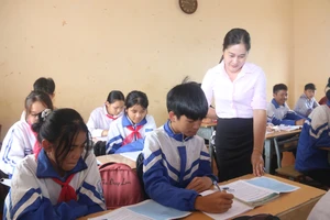 Cô trò trường Tiểu học – THCS Mường Bon, xã Chiềng Mung trong một tiết học.