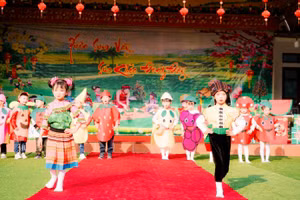 Các bé thi biểu diễn thời trang.