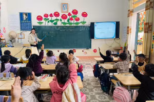 Giờ học sôi nổi của học sinh con em đồng bào dân tộc thiểu số trên địa bàn xã Bản Lầu.