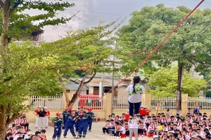 Học sinh trường THCS Him Lam tham gia chương trình trải nghiệm chữa cháy, cứu nạn – cứu hộ .