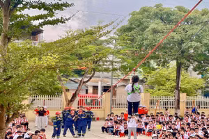 Học sinh trường THCS Him Lam tham gia chương trình trải nghiệm chữa cháy, cứu nạn – cứu hộ .