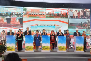 Phó Thủ tướng Phạm Thị Thanh Trà cùng các đại biểu khởi công công trình.