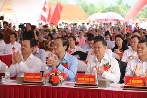 Thứ trưởng Phạm Ngọc Thưởng (thứ 2 từ bên phải sang) dự Lễ khởi công Trường phổ thông nội trú liên cấp Tiểu học và Trung học cơ sở xã Thanh Nưa (Điện Biên).