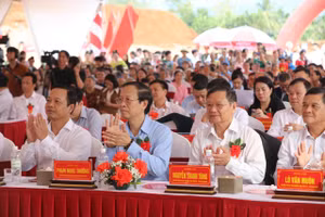 Thứ trưởng Phạm Ngọc Thưởng (thứ 2 từ bên phải sang) dự Lễ khởi công Trường phổ thông nội trú liên cấp Tiểu học và Trung học cơ sở xã Thanh Nưa (Điện Biên).