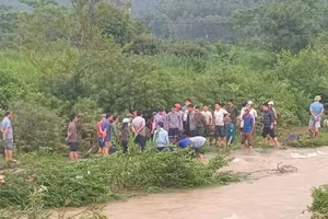 Người dân và chính quyền địa phương tìm kiếm nạn nhân.