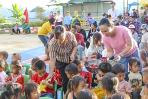 Trao quà động viên học sinh vùng cao Na Son.