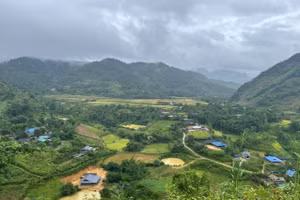 Hạ tầng viễn thông, công nghệ thông tin ở các xã vùng cao của tỉnh Điện Biên từng bước được đầu tư, hiện đại hóa, đáp ứng yêu cầu truyền tải thông tin đến từng bản, từng hộ dân.
