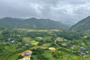 Hạ tầng viễn thông, công nghệ thông tin ở các xã vùng cao của tỉnh Điện Biên từng bước được đầu tư, hiện đại hóa, đáp ứng yêu cầu truyền tải thông tin đến từng bản, từng hộ dân.