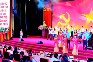 Văn nghệ chào mừng tại hội nghị Tổng kết năm học.