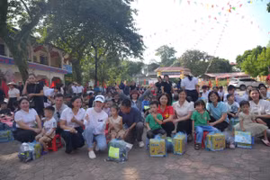 Đoàn thiện nguyện cùng giáo viên và học sinh chụp ảnh lưu niệm.