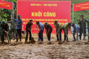 Các đại biểu thực hiện nghi thức khởi công.