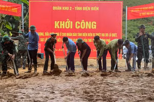 Các đại biểu thực hiện nghi thức khởi công.