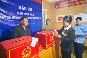 Cử tri tại Tổ bầu cử số 14, đơn vị bầu cử số 5 xã Xa Dung chuẩn bị bỏ phiếu bầu cử.