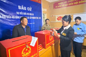 Cử tri tại Tổ bầu cử số 14, đơn vị bầu cử số 5 xã Xa Dung chuẩn bị bỏ phiếu bầu cử.