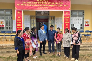 Lãnh đạo xã Nậm Kè tâm sự với cử tri bản Huổi Khon.